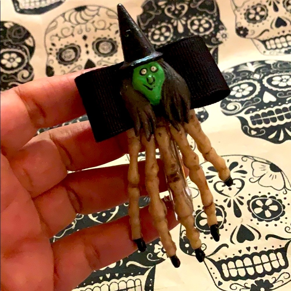 Halloween witch Hair accessory Clip Creepy hand Accessory NEW